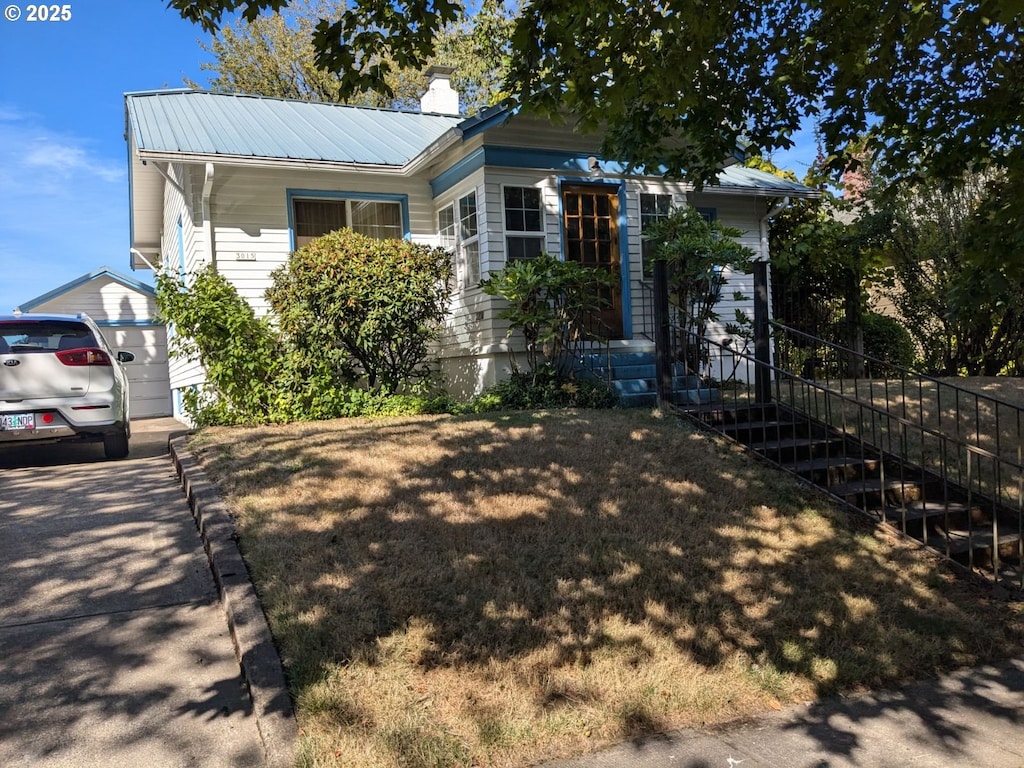 view of front facade featuring a front lawn