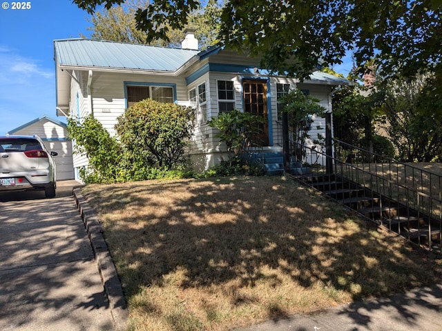 view of front facade featuring a front lawn