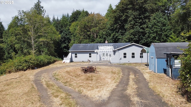 view of front of property featuring an outbuilding and driveway