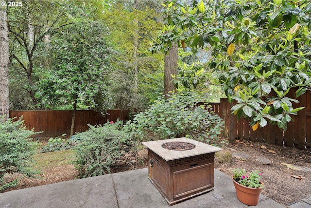 10886 SW Bretton Ct, Portland, OR 97224 - fenced backyard with an outdoor fire pit