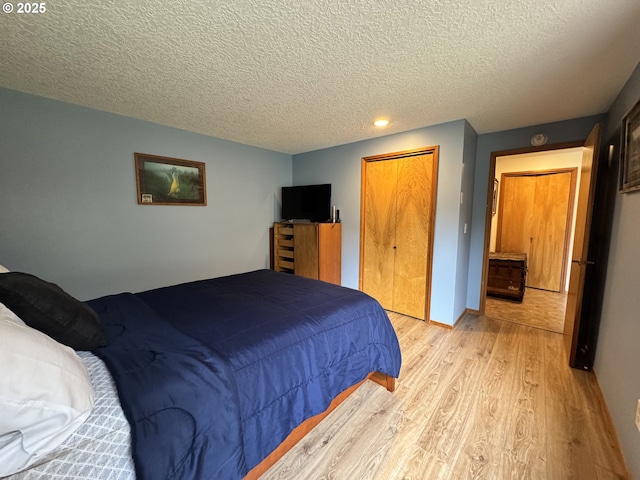 13821 NW 10th Ct Unit G, Vancouver, WA 98685 - bedroom featuring light wood-style floors, a textured ceiling, a closet, recessed lighting, and baseboards
