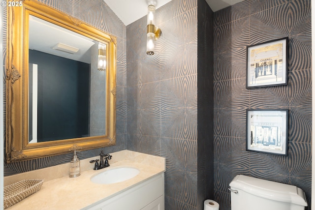2977 Ingalls Way, Eugene, OR 97405 - half bath featuring wallpapered walls, toilet, and vanity