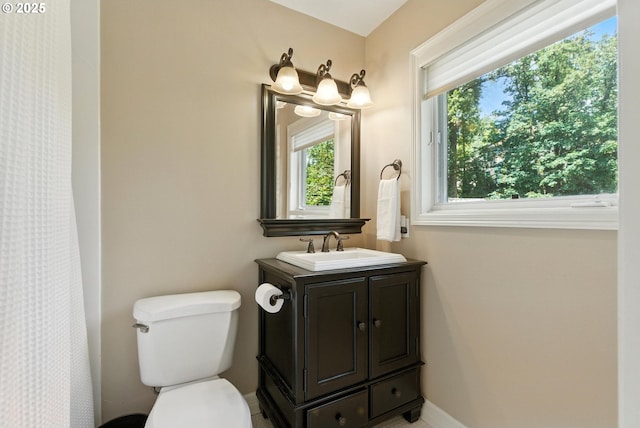 2812 Beacon Hill Dr, West Linn, OR 97068 - full bath featuring vanity and curtained shower