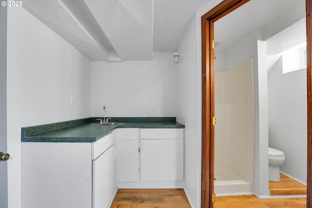 4803 SE Fieldcrest Dr, Milwaukie, OR 97222 - indoor wet bar featuring light wood finished floors