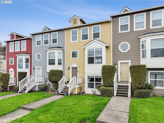 multi unit property featuring a front yard