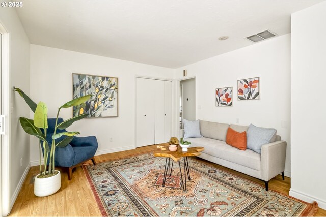1070 SW Portola Ave, Portland, OR 97225 - living room featuring wood finished floors and baseboards