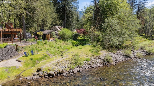 view of yard featuring a forest view