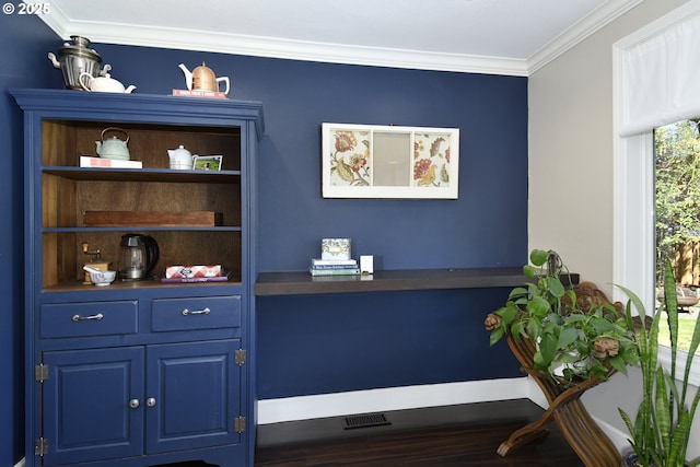 room details featuring crown molding and visible vents