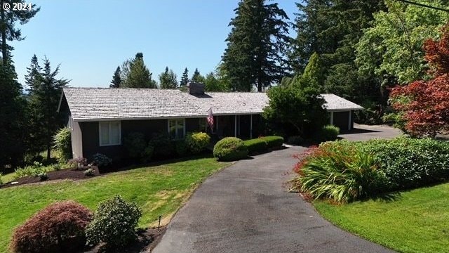 single story home featuring a front lawn