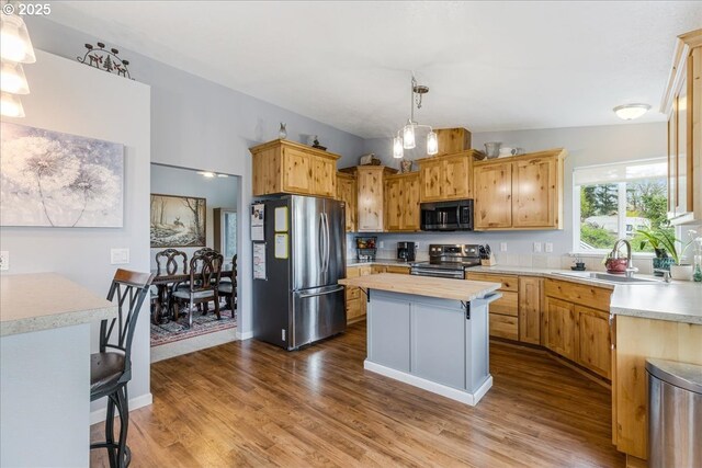 21600 NE Forest Dr, Yamhill, OR 97148 - kitchen featuring stainless steel appliances, a sink, wood finished floors, and a kitchen island