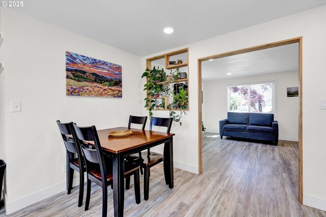 dining space featuring light wood-style floors, baseboards, and recessed lighting