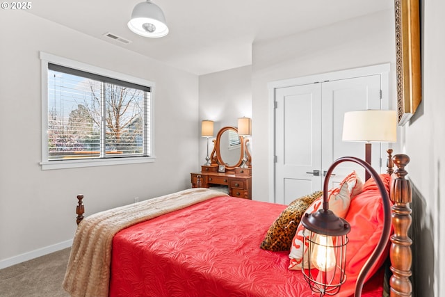 bedroom featuring carpet flooring and a closet