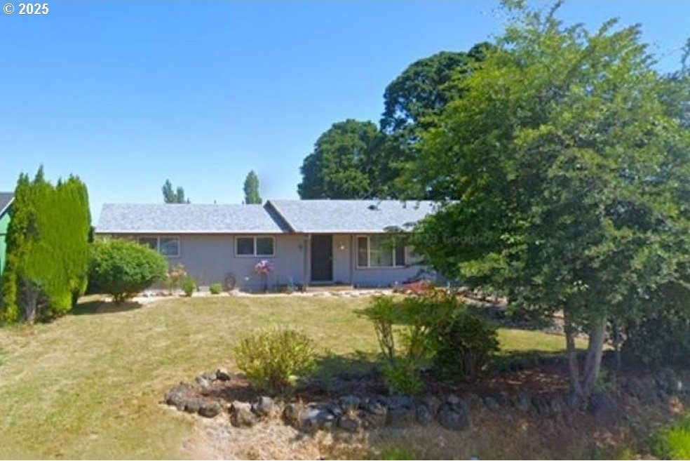 ranch-style home with a front yard