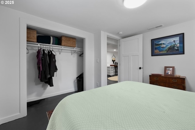 bedroom featuring a closet, baseboards, and visible vents