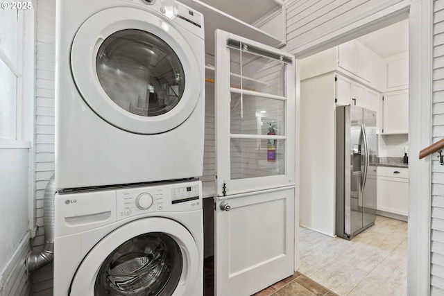 380 W Arlington St, Gladstone, OR 97027 - laundry room featuring estacked washer and dryer