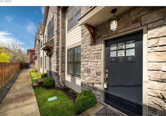 621 NE Randall Ave, Portland, OR 97232 - entrance to property with stone siding