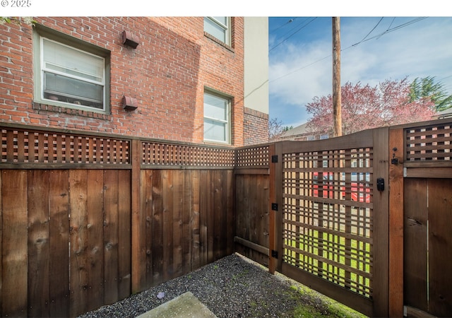 621 NE Randall Ave, Portland, OR 97232 - view of gate