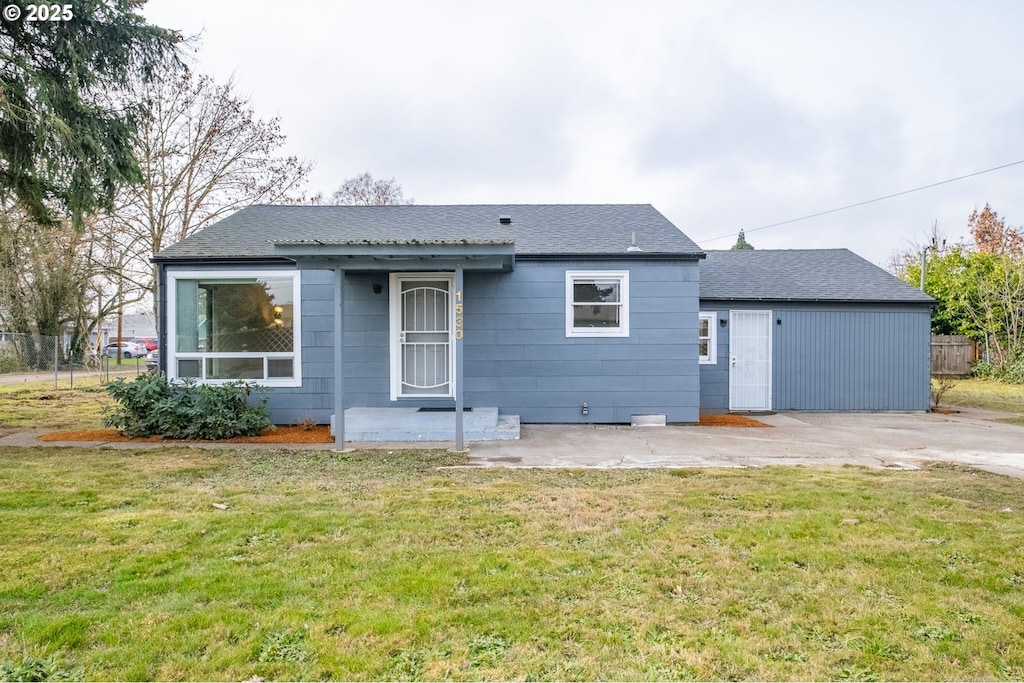 view of front of home featuring a patio area and a front lawn