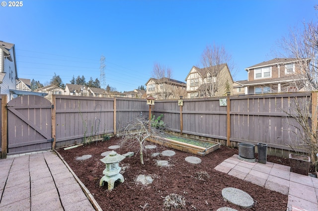 view of yard featuring a patio area