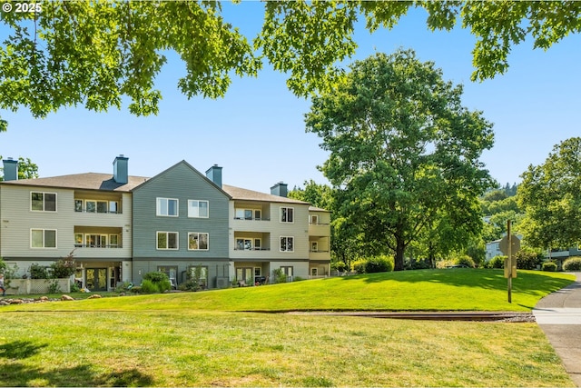 5050 S Landing Dr Unit 202, Portland, OR 97239 - surrounding community with a yard