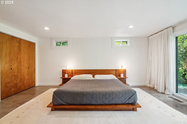 bedroom featuring visible vents, recessed lighting, baseboards, and a closet