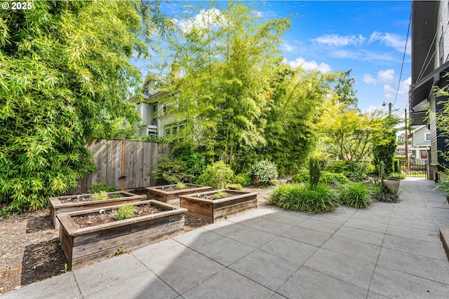 2225 NE 22nd Ave, Portland, OR 97212 - view of patio with a garden