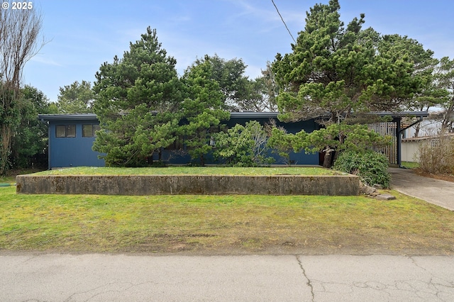 view of front of home featuring a front yard