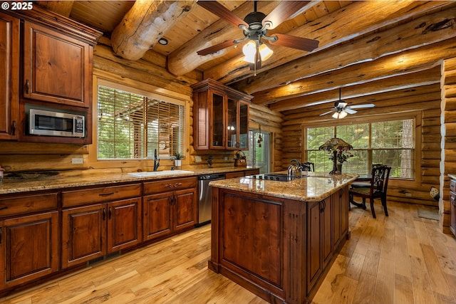 400 Rockinghorse Dr, Grants Pass, OR 97527 - kitchen with stainless steel appliances, a sink, ceiling fan, light wood-type flooring, and plenty of natural light