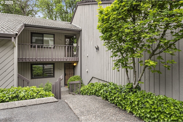 7124 SW Murray Blvd, Beaverton, OR 97008 - entrance to property with a balcony and a tile roof