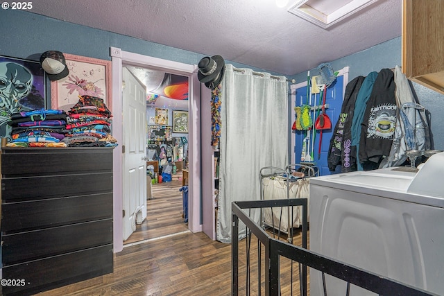 5053 NE 50th St, Neotsu, OR 97364 - laundry area featuring wood finished floors and a textured ceiling