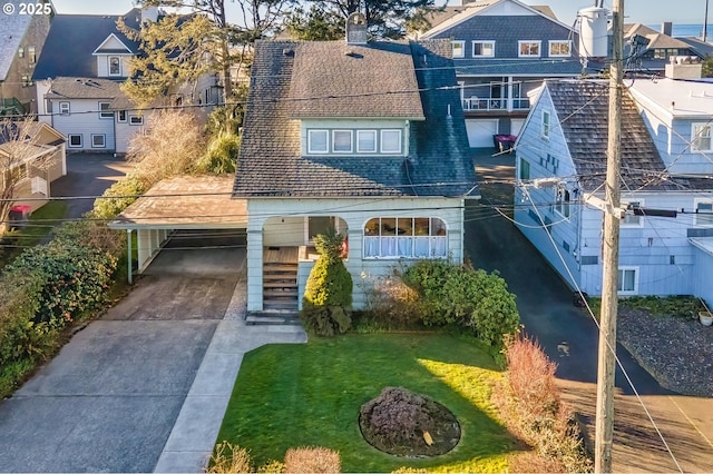 view of front of house with a carport and a front yard