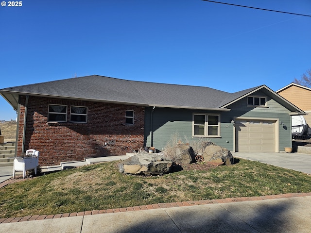 view of front facade with a garage and a front yard