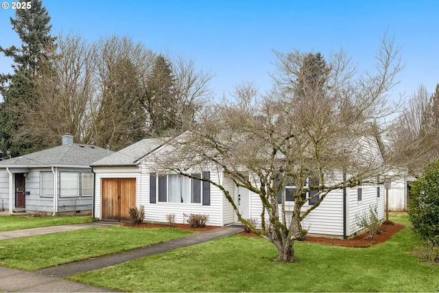 view of front of property featuring a front yard