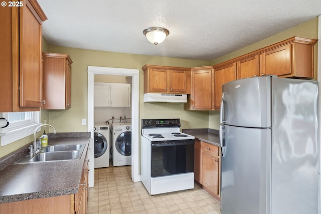 kitchen with sink, separate washer and dryer, a textured ceiling, stainless steel fridge, and electric stove