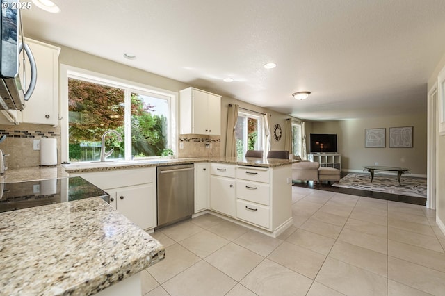 2614 NE 176th Ave, Vancouver, WA 98684 - kitchen with stainless steel appliances, a peninsula, a sink, backsplash, and open floor plan