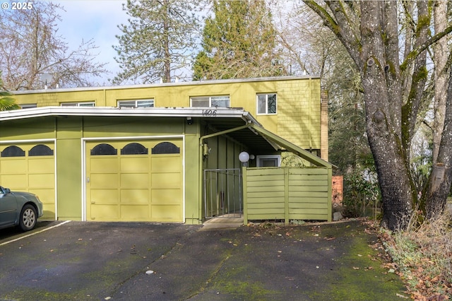 view of front facade with a garage