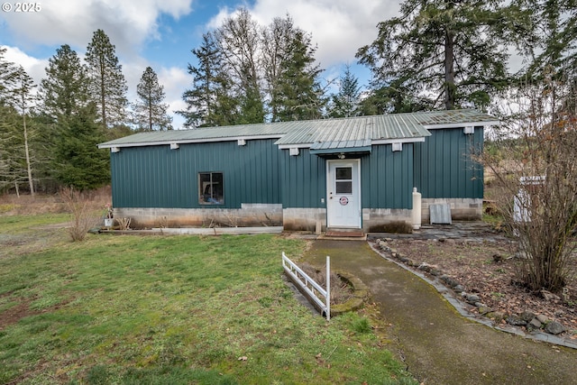 view of outbuilding featuring a lawn