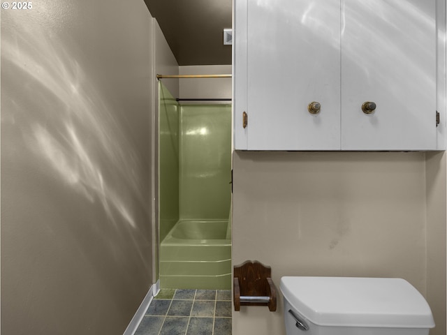 682 S Settlemier Ave, Woodburn, OR 97071 - bathroom featuring toilet, baseboards, and bathing tub / shower combination