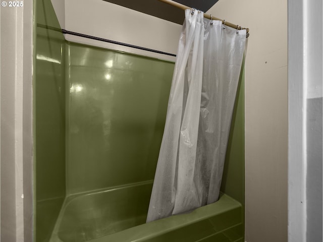 682 S Settlemier Ave, Woodburn, OR 97071 - bathroom featuring shower / tub combo