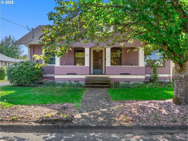 682 S Settlemier Ave, Woodburn, OR 97071 - view of front of property featuring a porch and a front lawn
