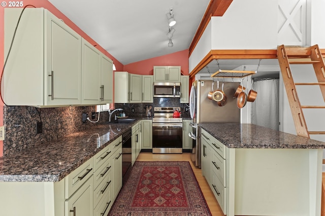 kitchen with light wood-style flooring, stainless steel appliances, decorative backsplash, vaulted ceiling, and green cabinets