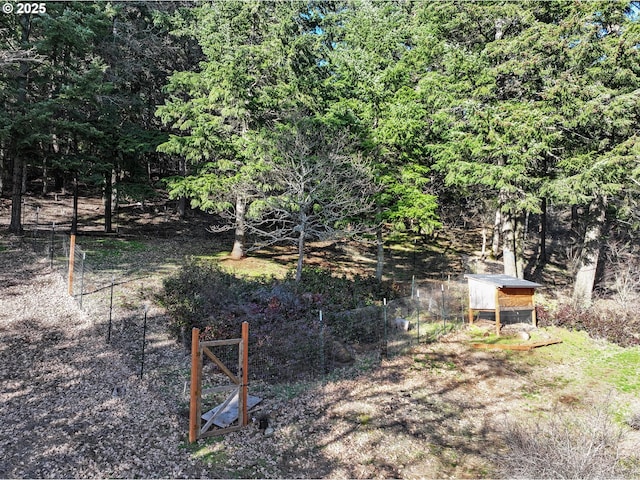 view of yard featuring an outbuilding