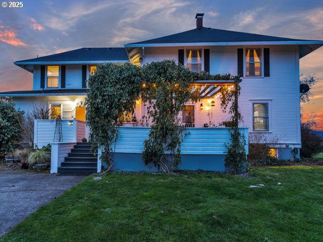 view of front of property with a front lawn