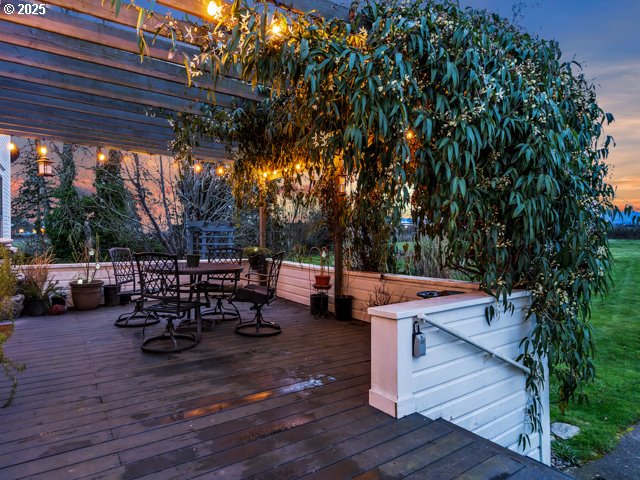 deck featuring outdoor dining space