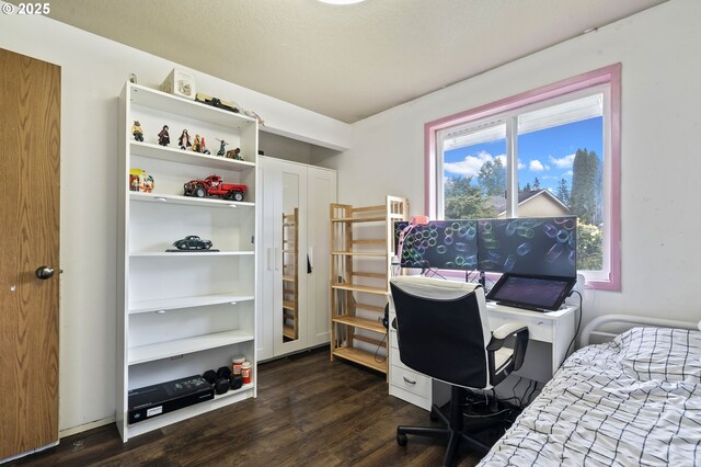 14717 NE 51st St, Vancouver, WA 98682 - bedroom with dark wood finished floors and a desk