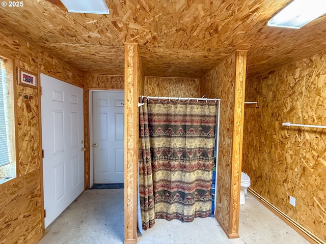 25405 SE Bear Creek Rd, Prineville, OR 97754 - full bathroom featuring toilet, a shower with curtain, and unfinished concrete flooring