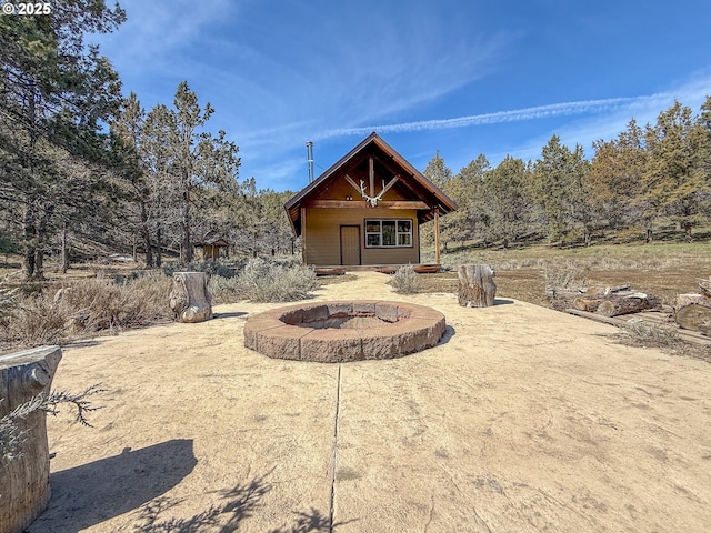 25405 SE Bear Creek Rd, Prineville, OR 97754 - view of front facade featuring an outdoor fire pit