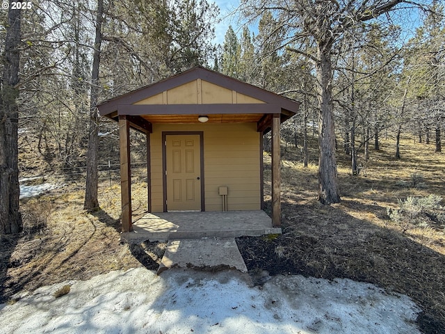 25405 SE Bear Creek Rd, Prineville, OR 97754 - view of outdoor structure featuring an outbuilding