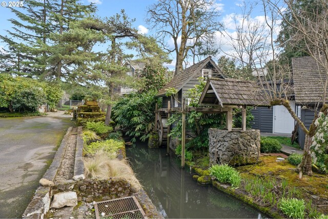 12760 S Fielding Rd, Lake Oswego, OR 97034 - bedroom featuring baseboards, light carpet, a closet, and visible vents