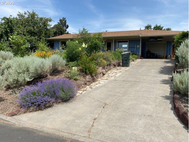 1309 NW King Ave, Pendleton, OR 97801 - ranch-style house featuring a garage and asphalt driveway